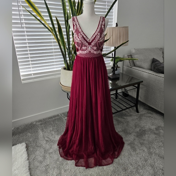 Royaal Dresses & Skirts - Royaal Share Love Stunning burgundy gown featuring an intricate bodice design. P